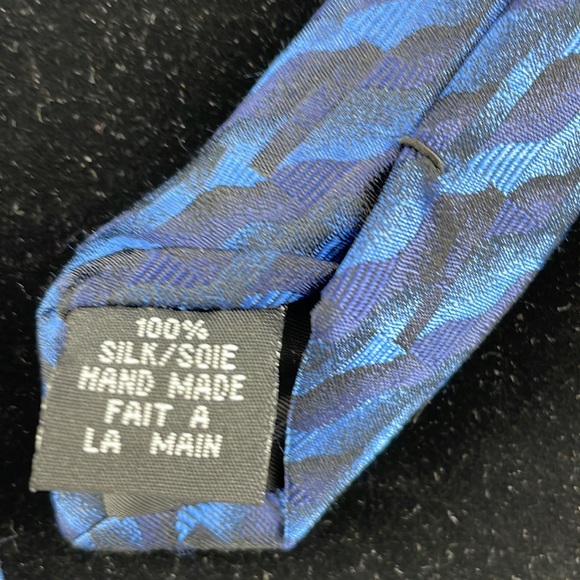 Vintage Haggar Collections Necktie Blue Wave pattern. 100% Silk - Picture 2 of 5